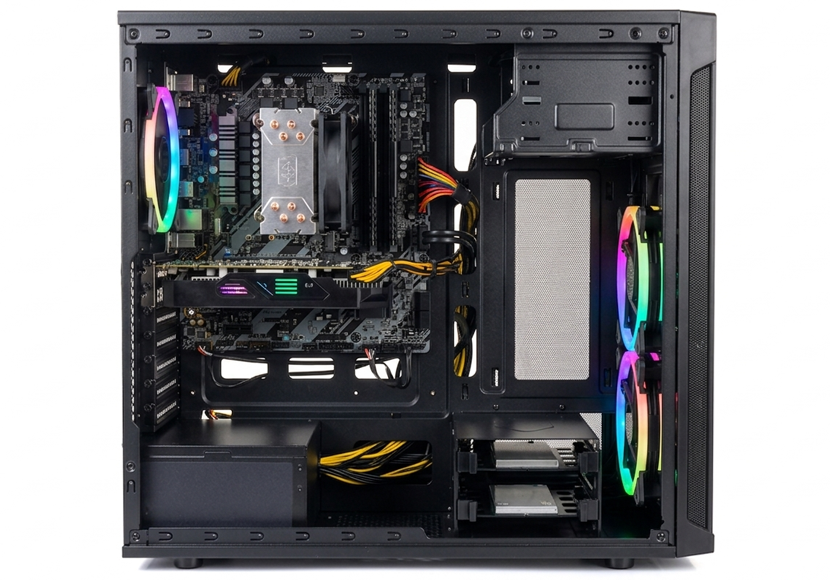 Overzicht van pc onderdelen in een gaming computer behuizing