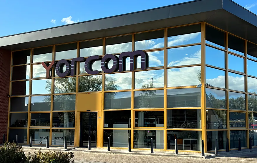 Buitenzijde van de Yorcom computerwinkel in Vlaardingen bij daglicht